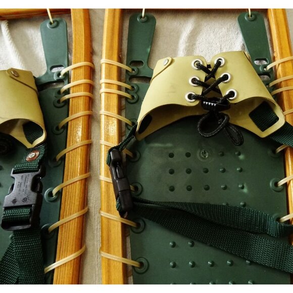 Winter Hiker Snowshoes Wooden Frame 10 x 30 Traditional Outdoor Gear Canada - Picture 2 of 8